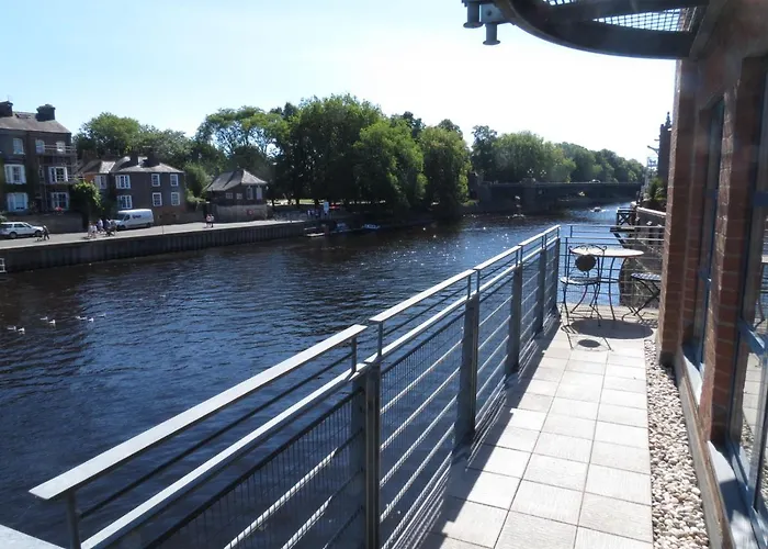 3 Emperors Wharf With Stunning River Views