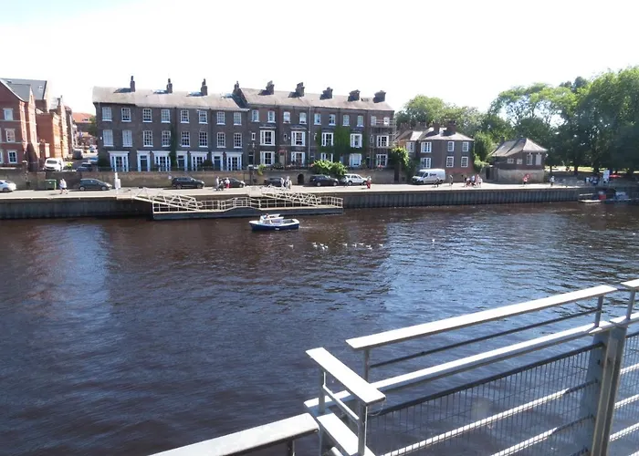 3 Emperors Wharf With Stunning River Views