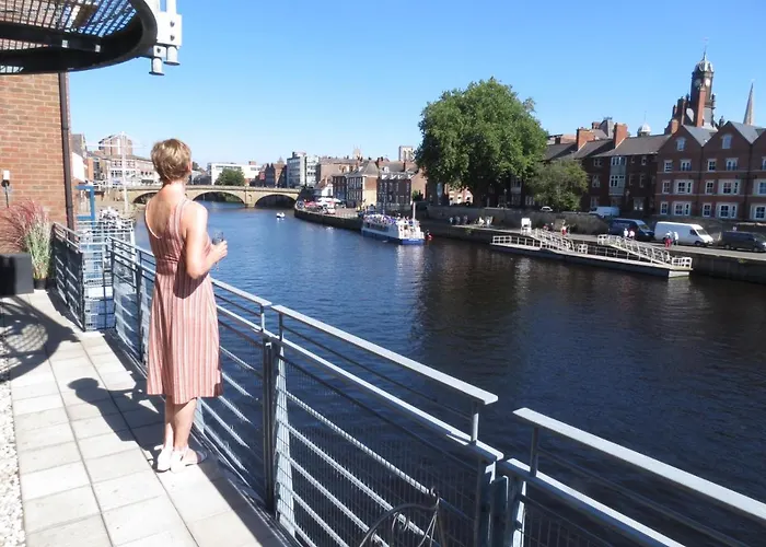 3 Emperors Wharf With Stunning River Views